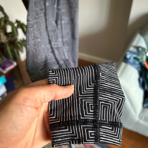 Lululemon Wunder Unders in EUC - Picture 6 of 9